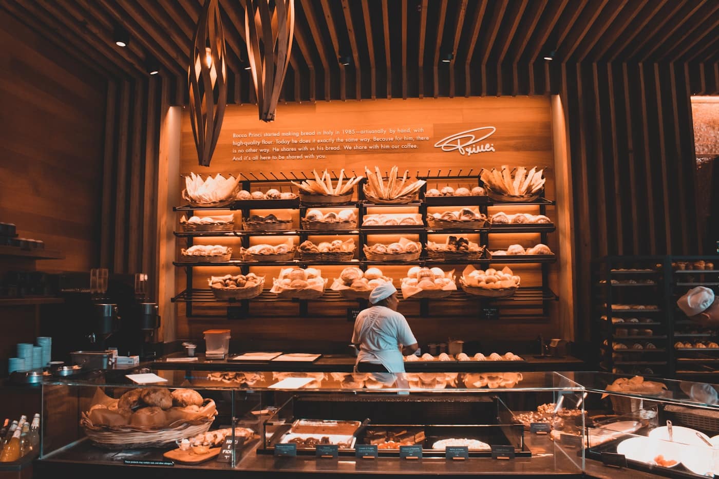 Intérieur de la boutique, mur de paniers et lumière dorée