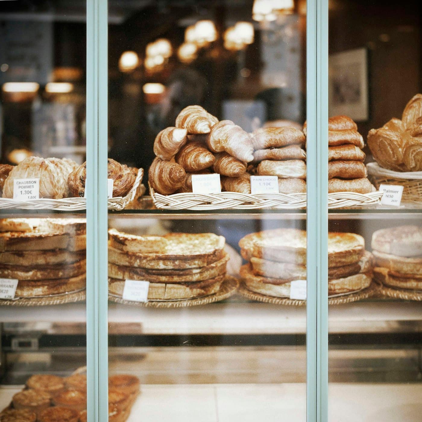 Vitrine de boulangerie, viennoiseries et étiquettes de prix