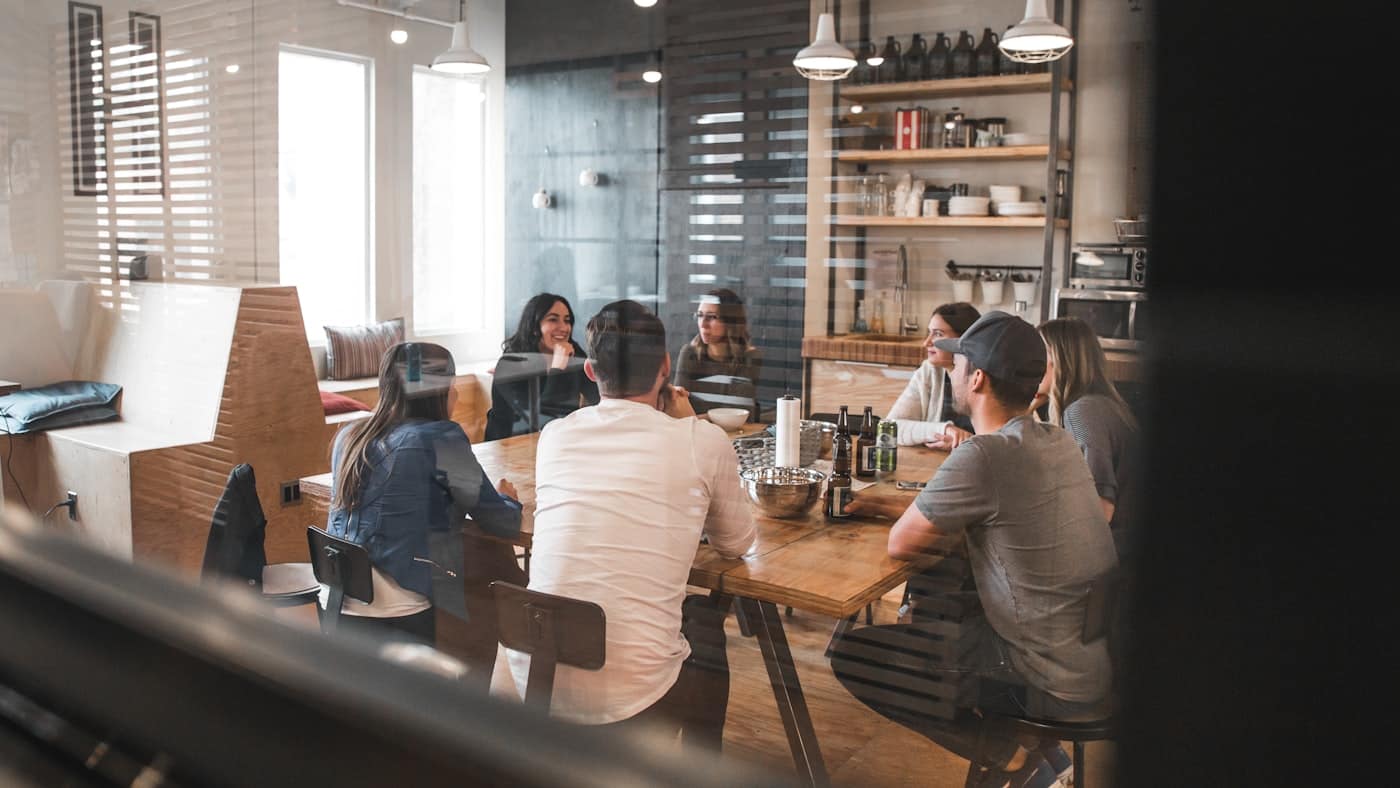 Revue d'équipe autour de la table