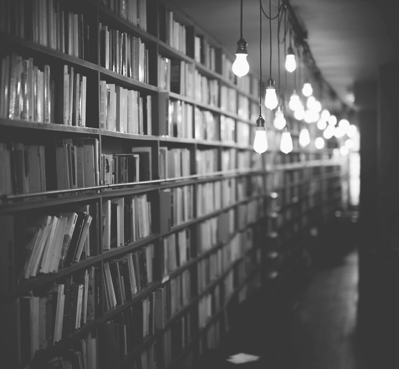 Galerie de bibliothèque et lampes suspendues