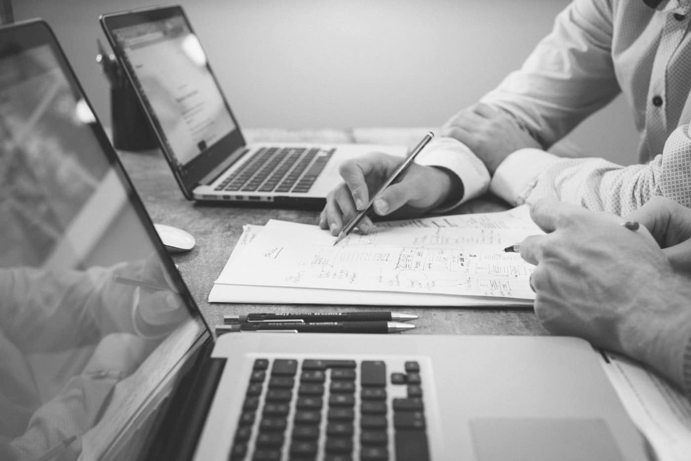 Deux personnes annotent un plan sur la table