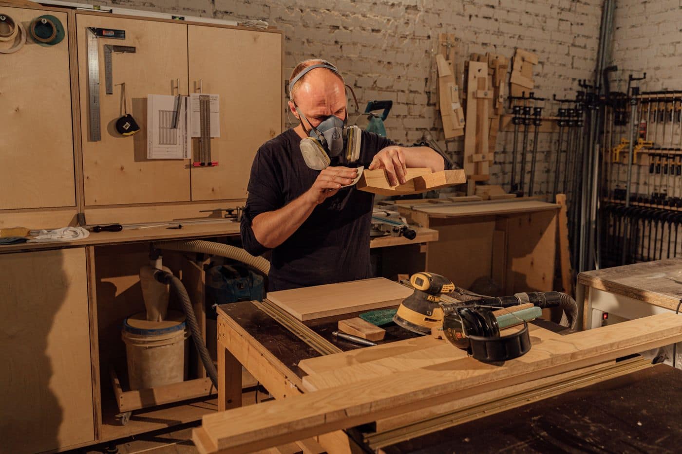 L'atelier vu d'ensemble, l'ébéniste au travail