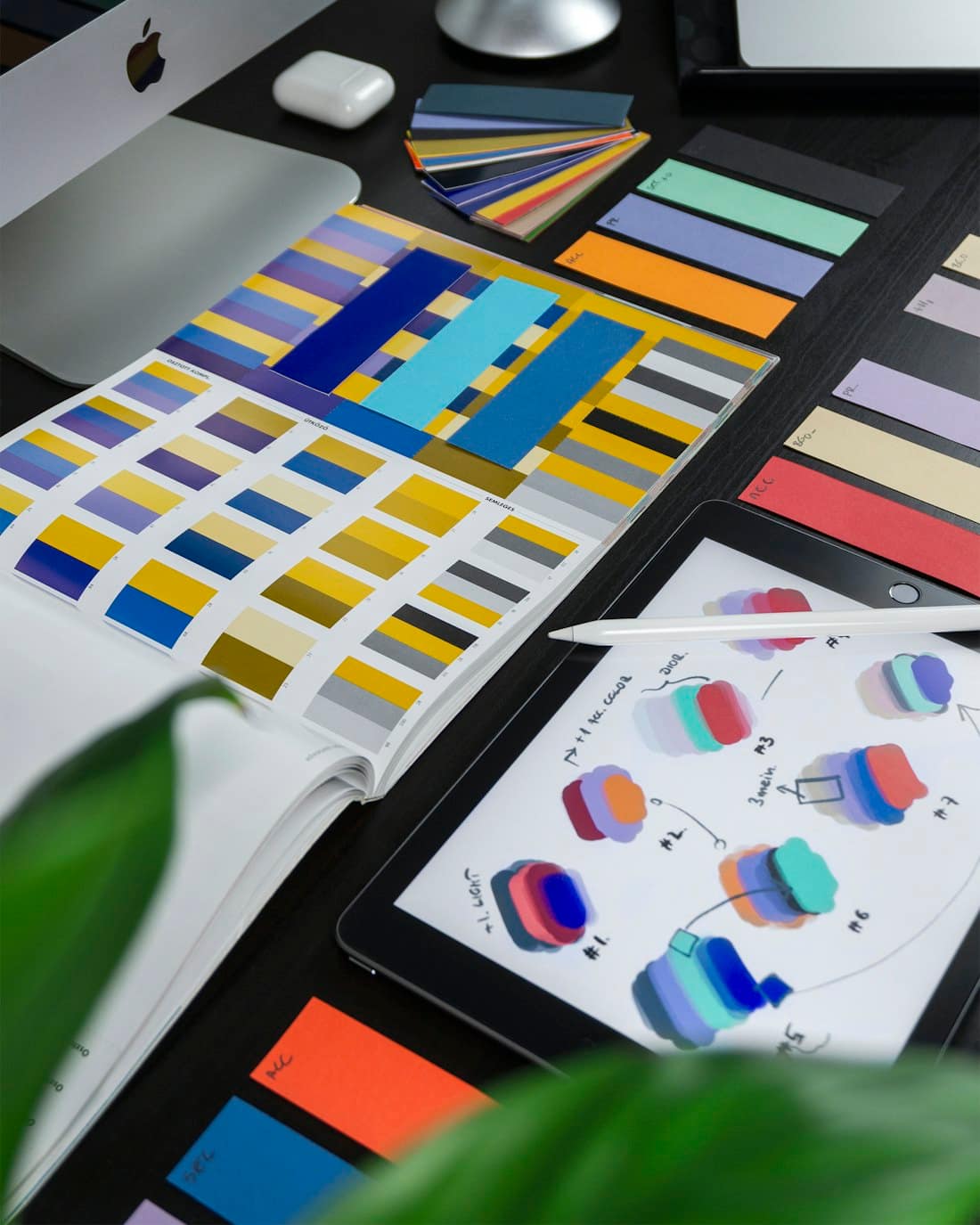 Nuancier ouvert et esquisses de couleurs sur une tablette