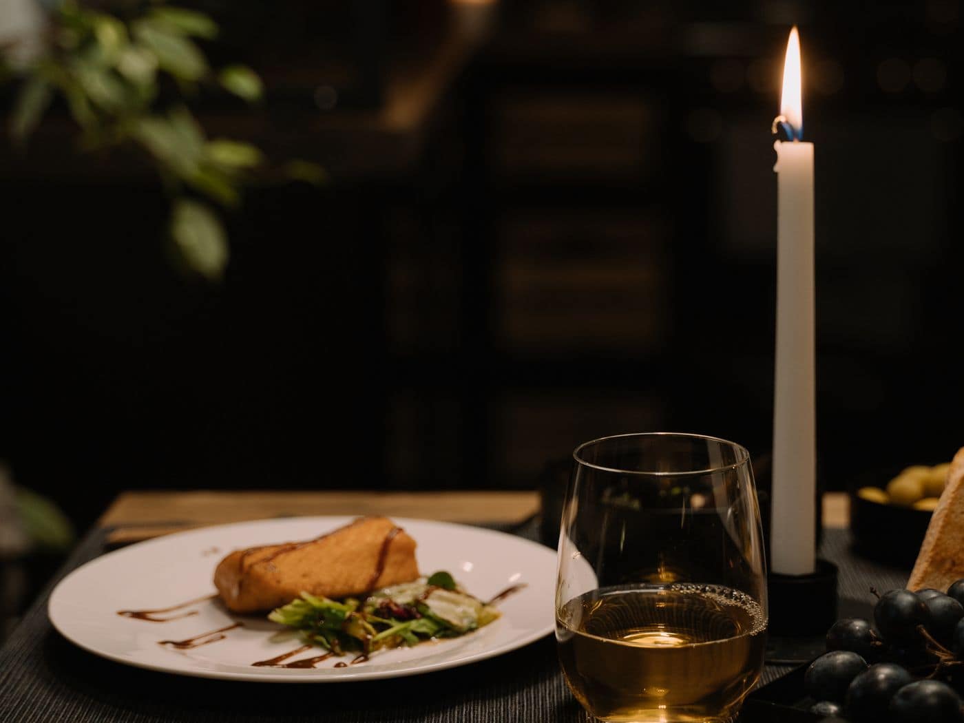 Assiette de saison dressée à la bougie